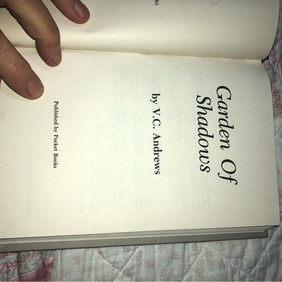 Garden of Shadows by V. C Andrew’s- fifth and final book of Dollanganger series - Picture 2 of 5
